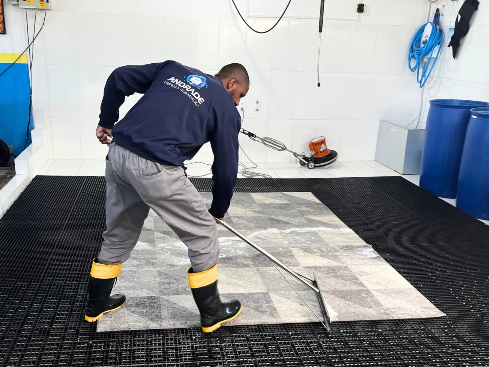 Lavagem profissional de tapete em andamento